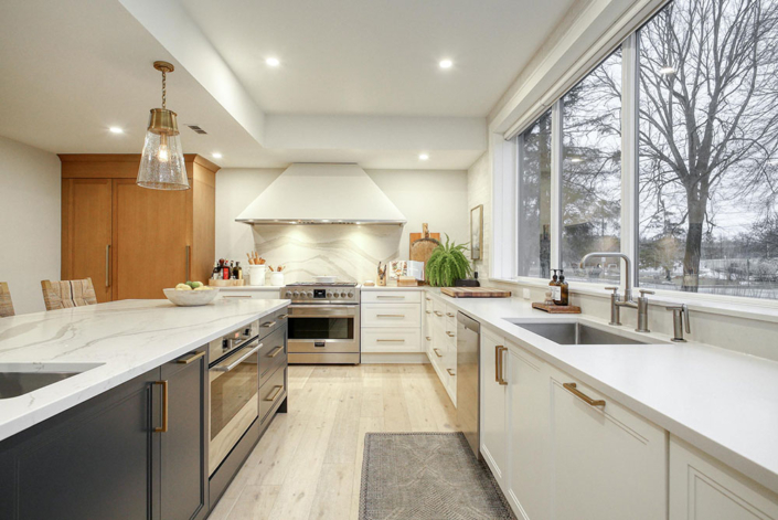 A beautiful modern kitchen in a custom-built house by Haggerty Homes.
